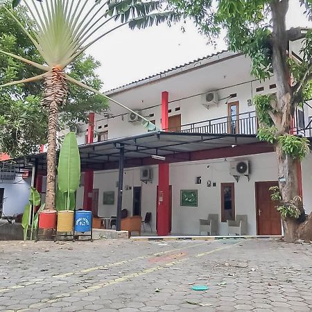 Rumah Panggung Guest House Syariah Mitra Reddoorz Сиребон Екстериор снимка