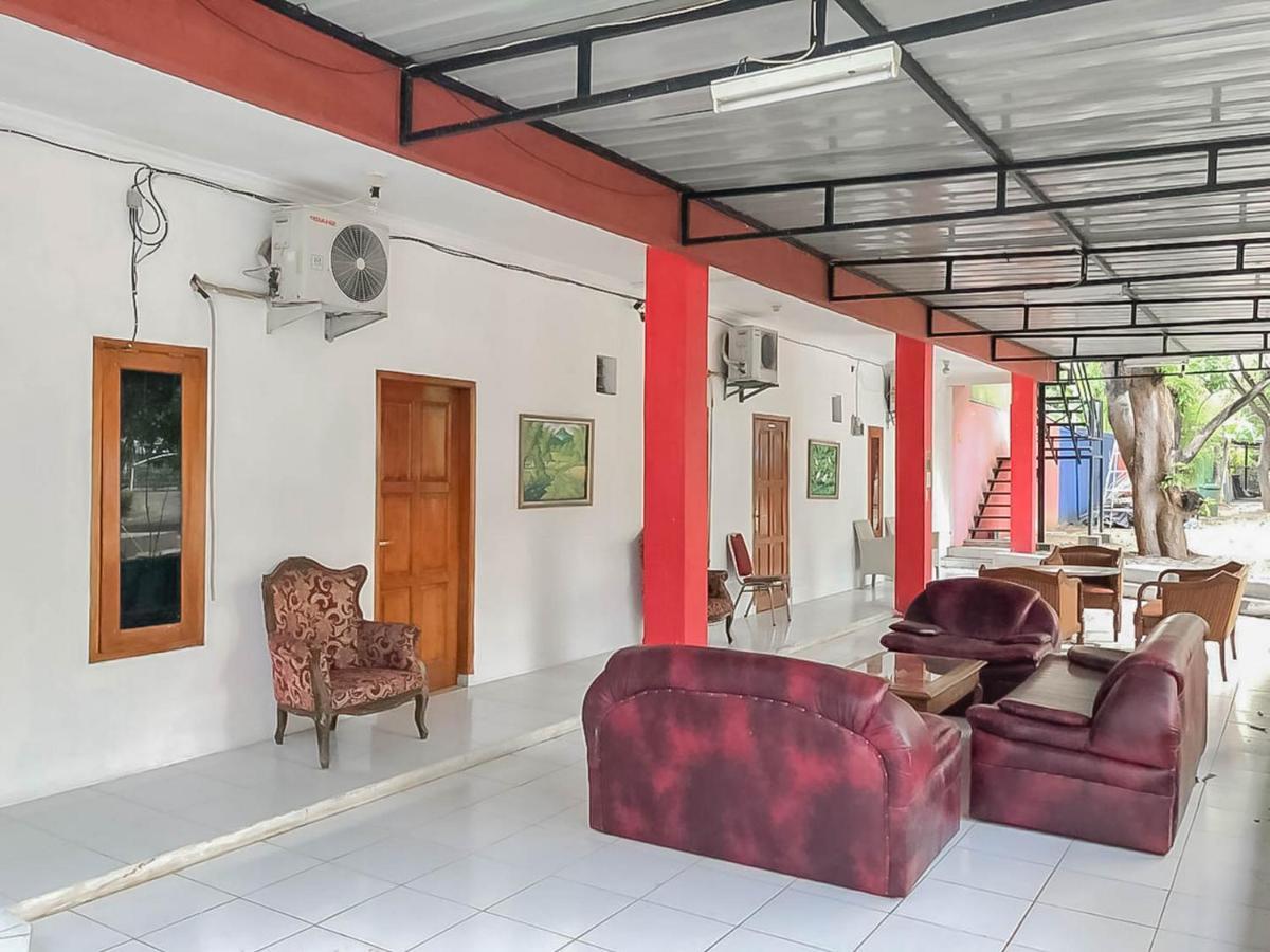 Rumah Panggung Guest House Syariah Mitra Reddoorz Сиребон Екстериор снимка