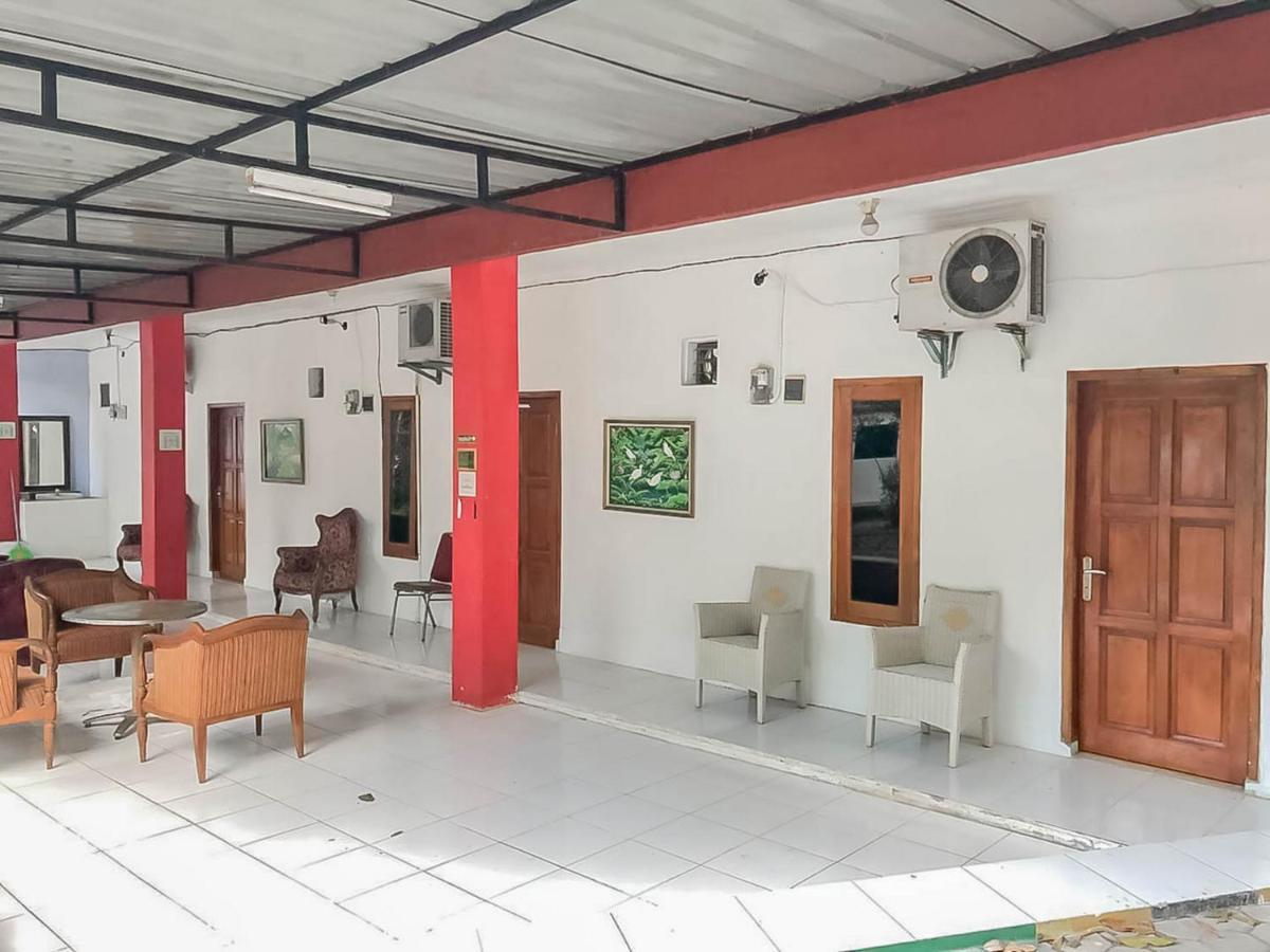 Rumah Panggung Guest House Syariah Mitra Reddoorz Сиребон Екстериор снимка